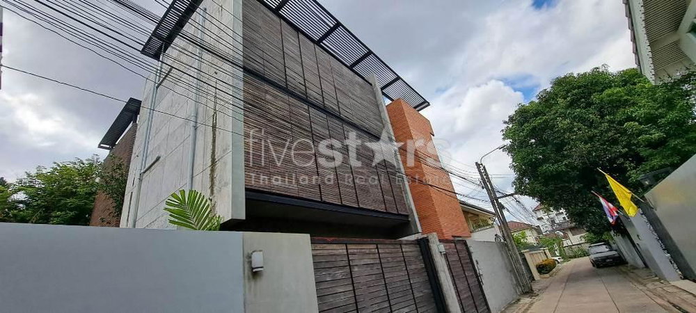 Single house 4-bedroom for sale close to Ari BTS station 461359432
