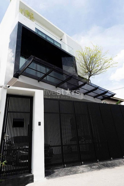 4-bedroom luxury modern house with private pool for sale on Ekkamai 1554802848