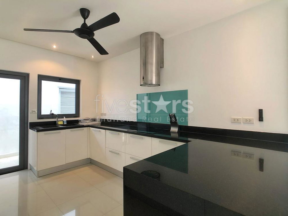 Four bedroom villa for sale in Nai Harn 4213484886