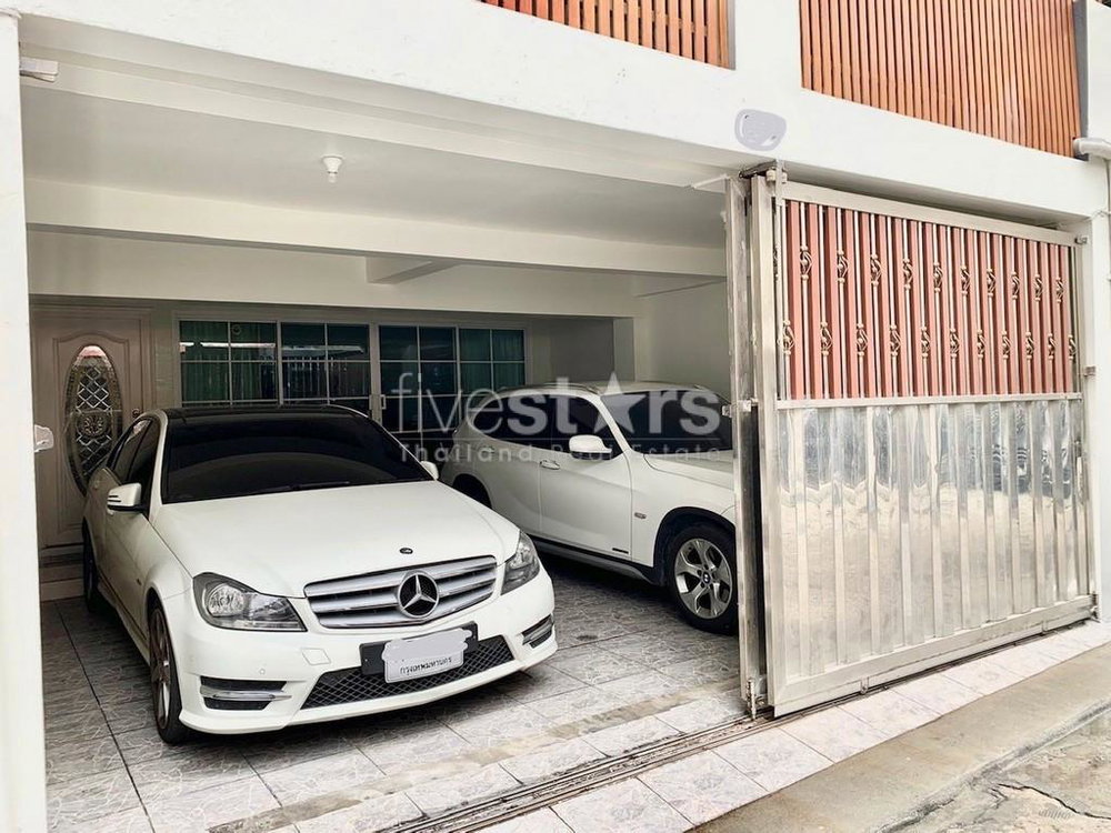 4 bedrooms Townhouse for sale in Phrompong area 4030805828