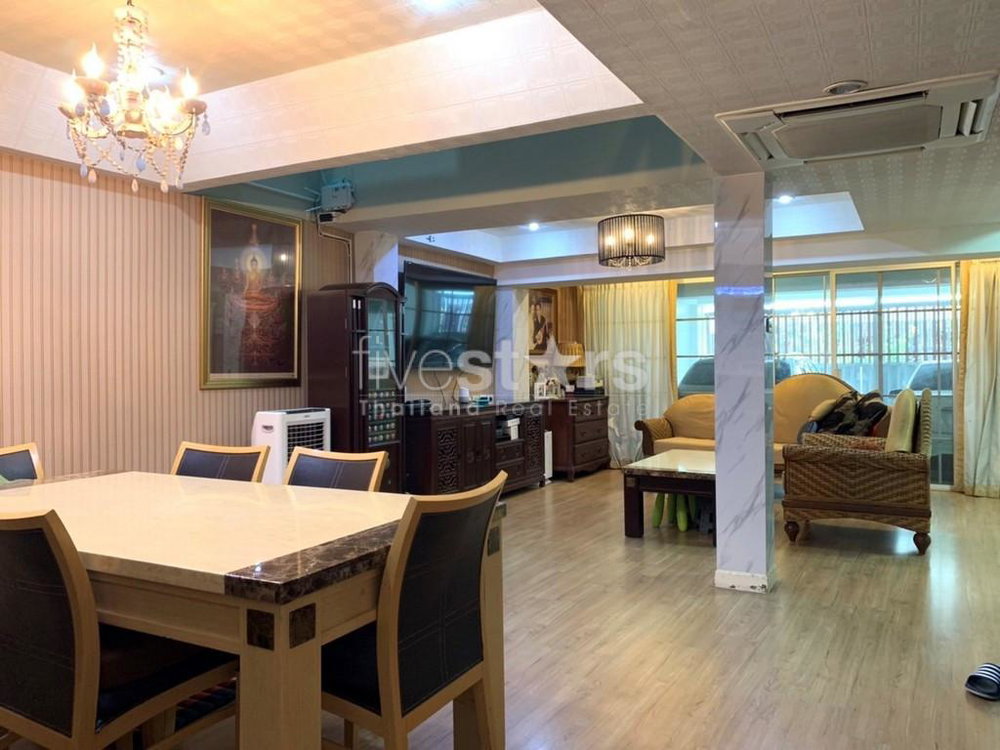 4 bedrooms Townhouse for sale in Phrompong area 4030805828