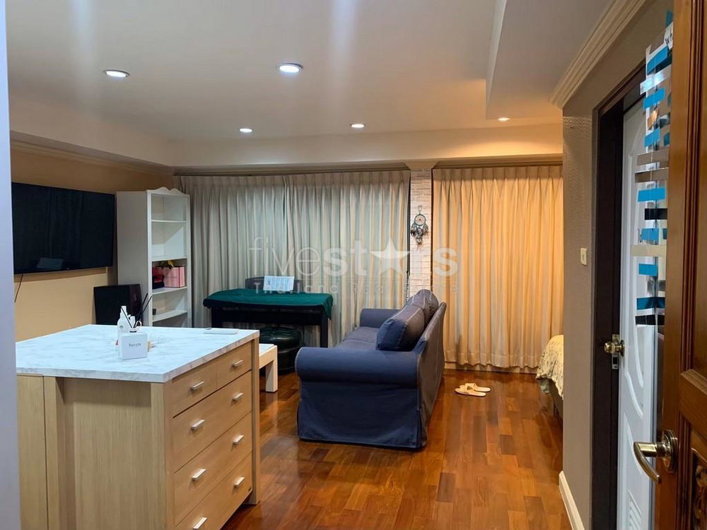4 bedrooms Townhouse for sale in Phrompong area 4030805828