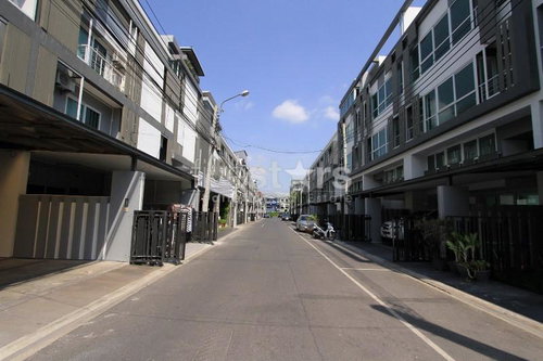 3 bedroom townhome for sale on Ladprao 3286962872