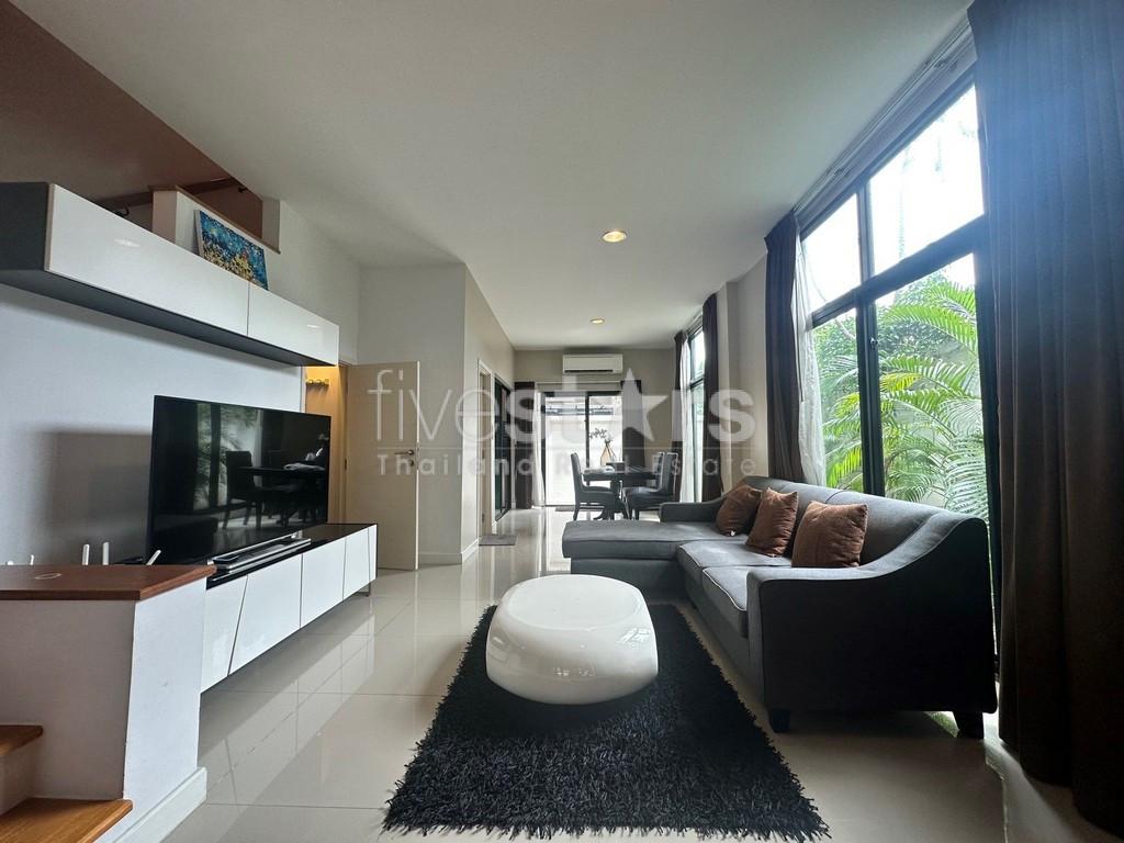4-bedroom modern townhouse for sale close to MRT Yaek Tiwanon