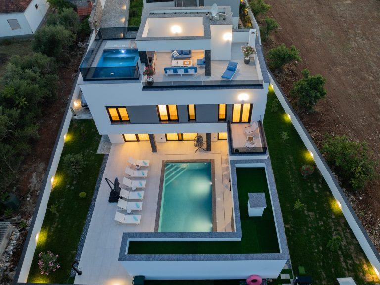 Contemporary Luxury Home with Private Pool 3932573232