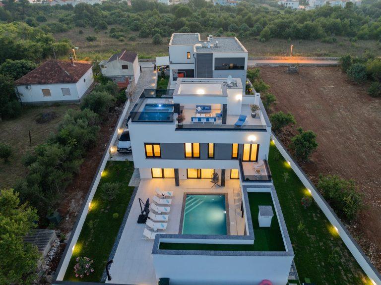 Contemporary Luxury Home with Private Pool 3932573232