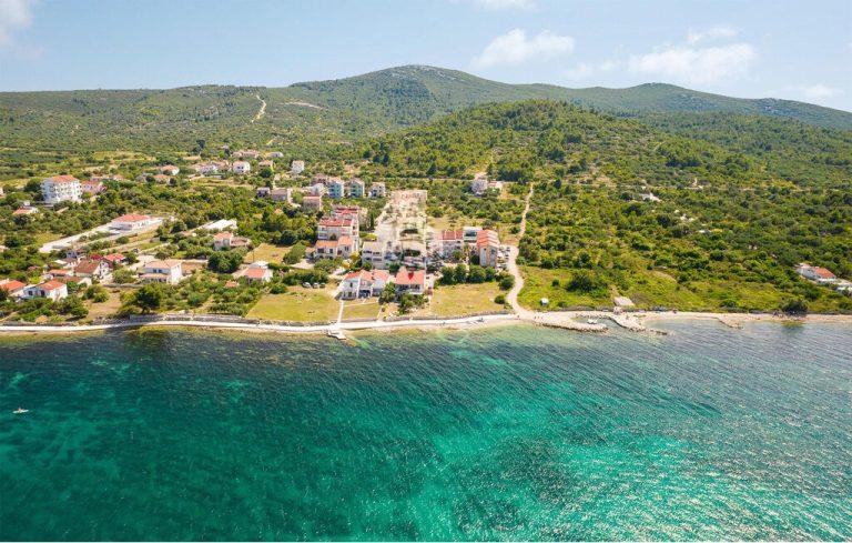 Comfortable Beachfront Apartments in a Quiet Island Setting 2921561682