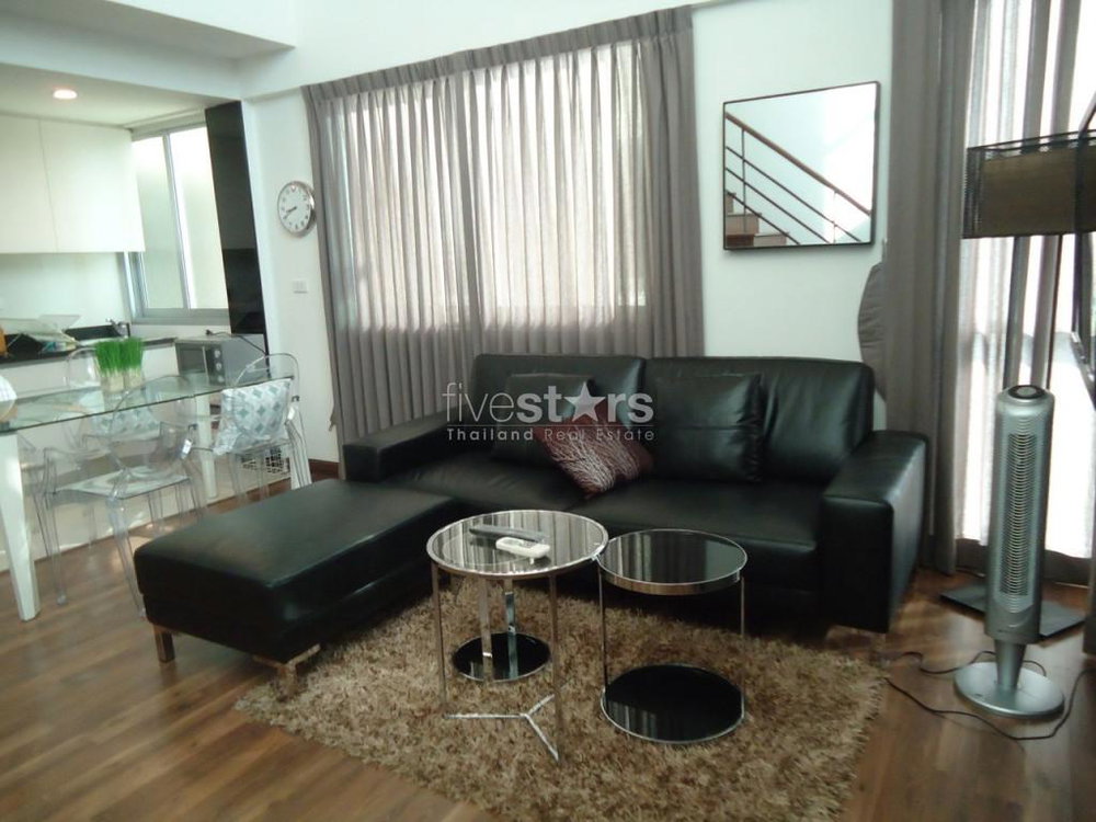 Duplex condominium fully furnished 1 bedroom close to Ratchadamri BTS 217384575