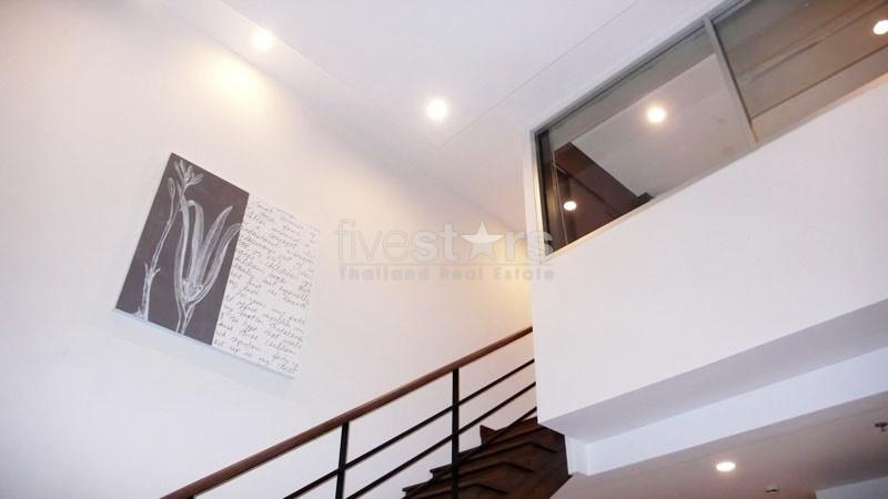Duplex condominium fully furnished 1 bedroom close to Ratchadamri BTS 217384575