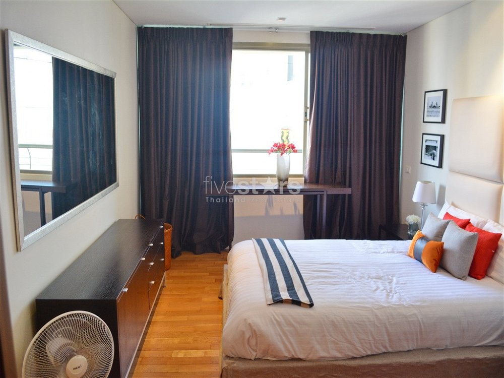 2-bedroom high floor condo close to Asok intersection 1416851690