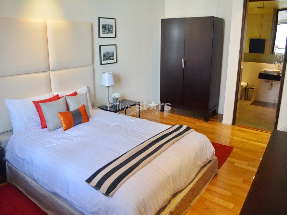 2-bedroom high floor condo close to Asok intersection 1416851690