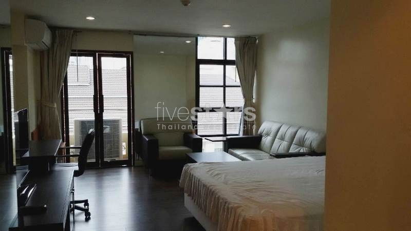 Studio spacious condominium close to BTS Saladaeng 981350426