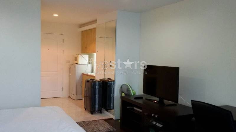 Studio spacious condominium close to BTS Saladaeng 981350426