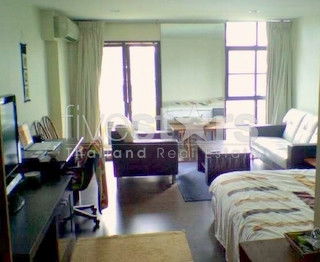 Studio spacious condominium close to BTS Saladaeng 981350426