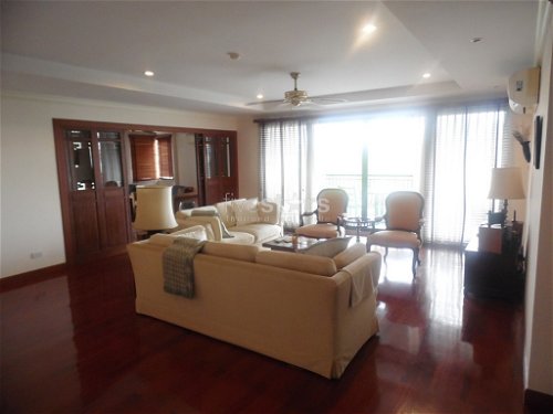 3-bedroom low rise condo for sale located to Phromphong BTS stations 578900799