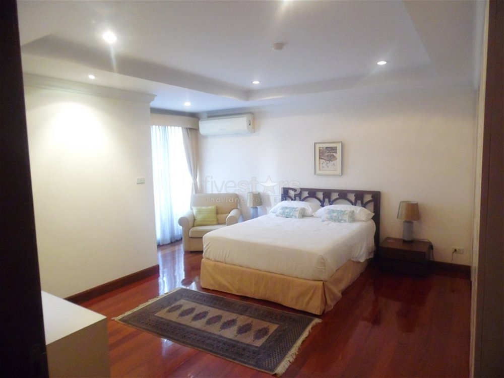 3-bedroom low rise condo for sale located to Phromphong BTS stations 578900799