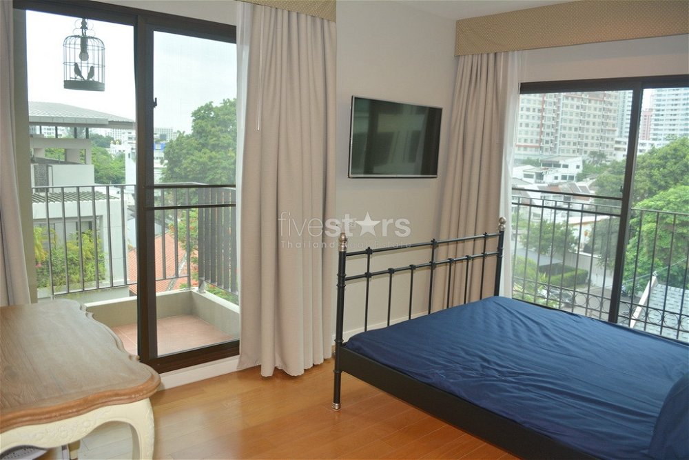 2-bedroom corner unit in modern residence in the Phromphong area 1366258654