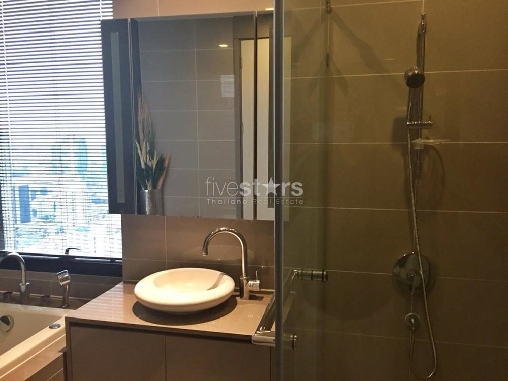 2-bedroom modern condo in Silom 3752528131