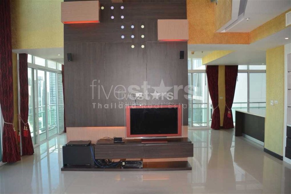 4-bedroom duplex penthouse only 500m from BTS Nana 2596200626