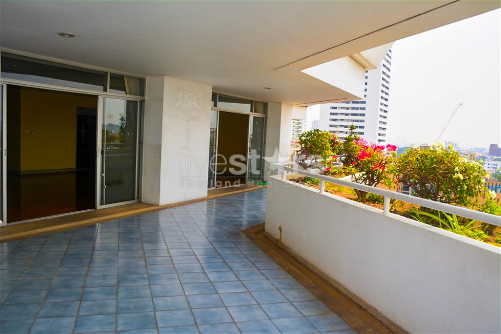 4-bedroom spacious condo with large terrace in Ekamai 3002130226