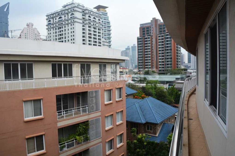 4-bedroom spacious unit in the heart of Phromphong 792871666