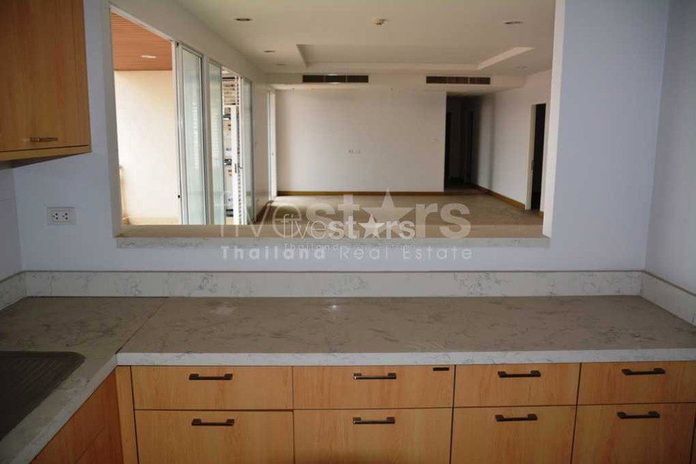 4-bedroom spacious unit in the heart of Phromphong 792871666