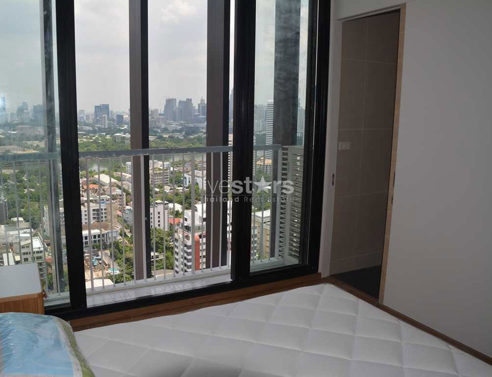Modern high floor studio on Sukhumvit 24 48664396