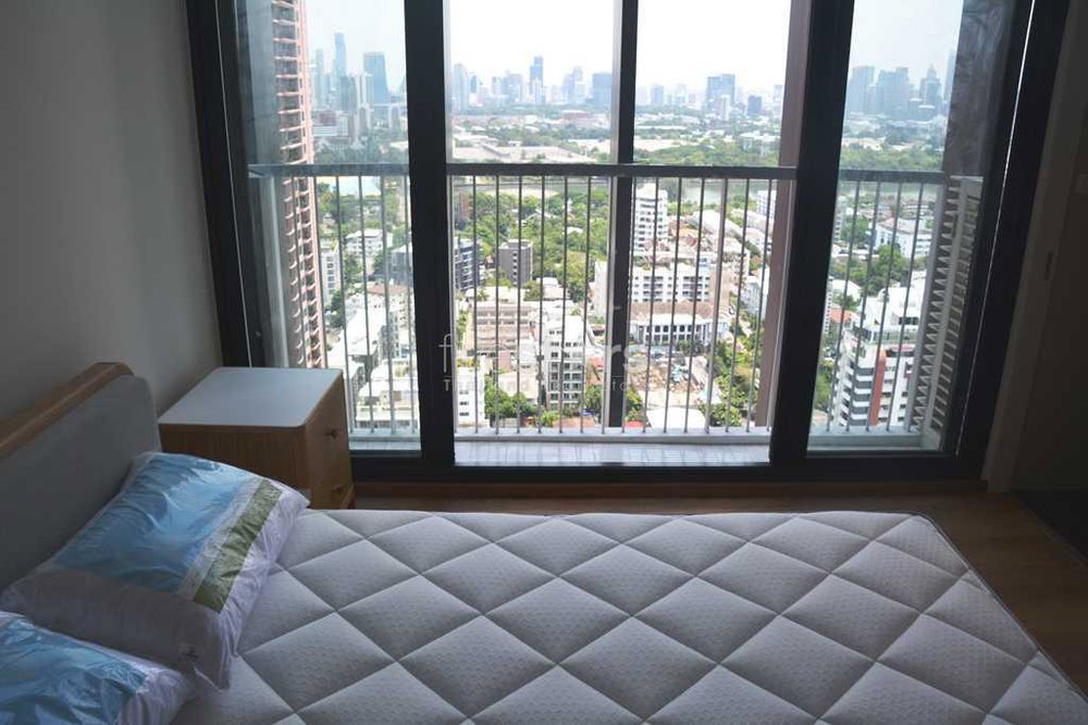 Modern high floor studio on Sukhumvit 24 48664396