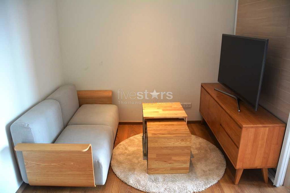 Modern high floor studio on Sukhumvit 24 48664396