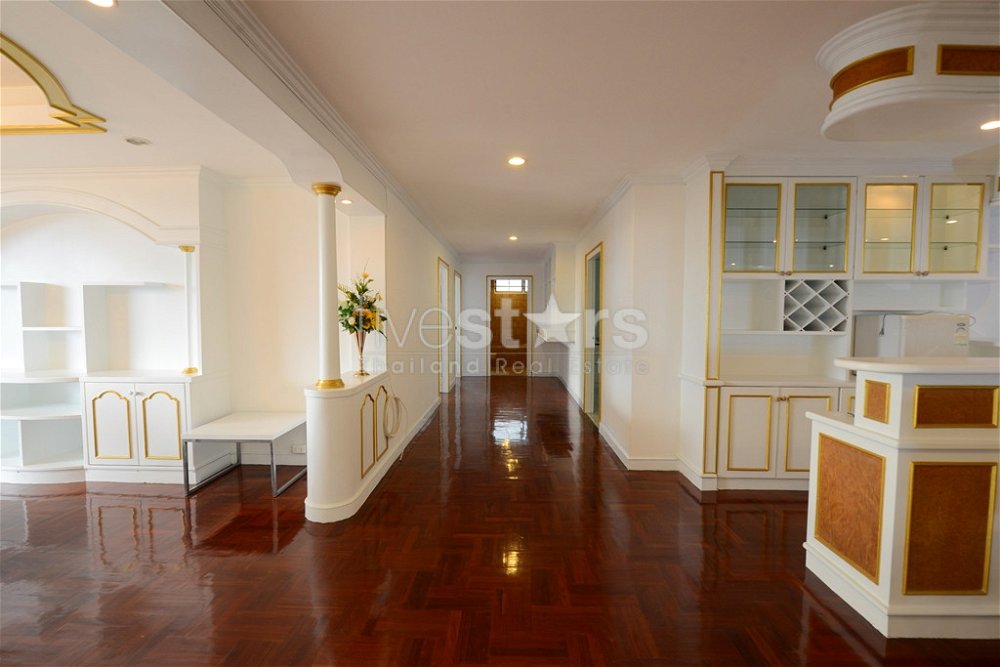 Spacious 3-bedroom high floor condo in Ekamai 2942735041