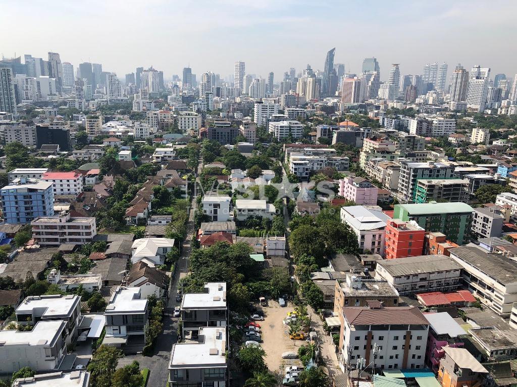 3-bedroom high floor corner unit located in the Petchaburi/Thonglor area