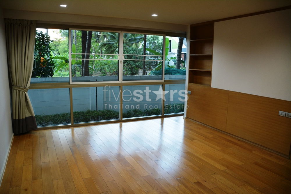 modern 4-bedroom duplex condo 300m from BTS Pra Khanong! 2630928098