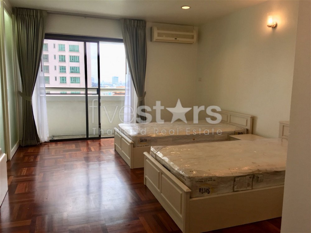 2 bedroom condo for sale close to Phrom Phong BTS Station 3893460620