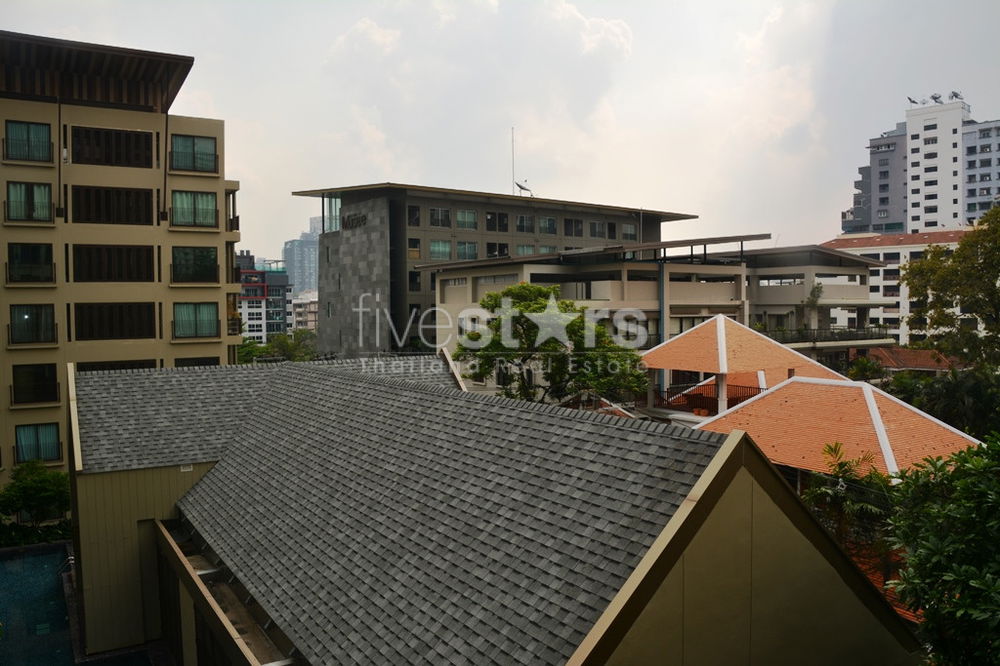 Modern 1-bedroom condo close to BTS Phromphong 3785831079