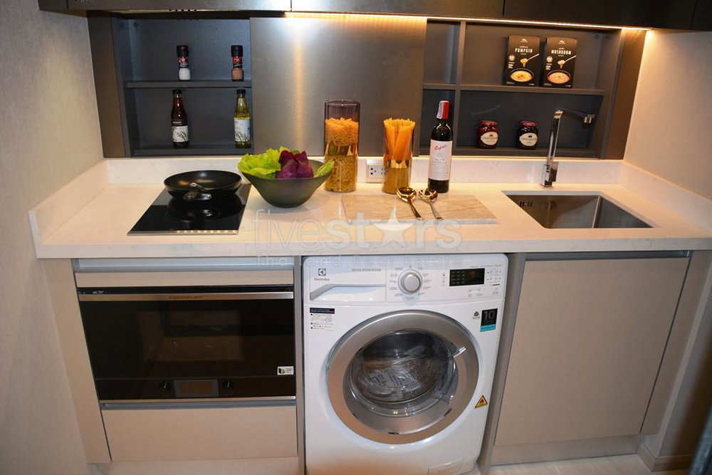 1-bedroom high-end condo for sale close to Siam 1351732819