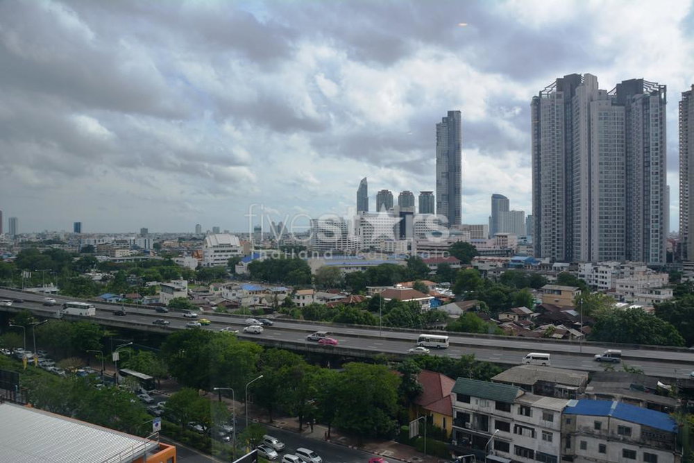 Large & modern 1-bedroom condo in Sathorn/Surasak area 2397220822