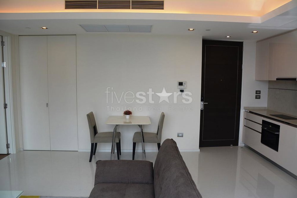 Large & modern 1-bedroom condo in Sathorn/Surasak area 2397220822