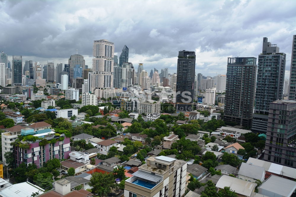 Modern 2 bedrooms high floor for rent near BTS Thonglor 3024306519