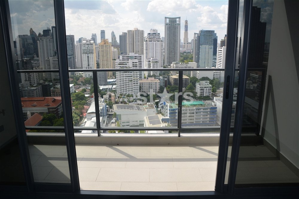 2-bedroom high floor condo close to MRT Petchaburi 100872171