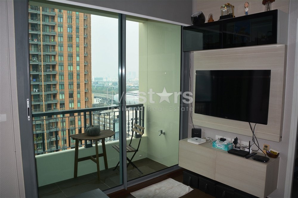 Modern 1-bedroom condo in Petchaburi-Asoke area 461226967