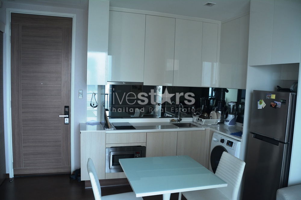 Modern 1-bedroom condo in Petchaburi-Asoke area 461226967