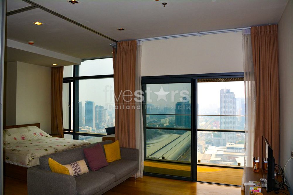 1-bedroom modern condo in Nana-Petchaburi area 2565568322