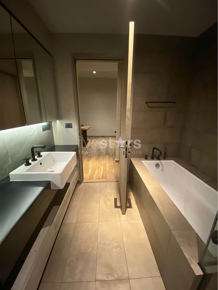 Modern 2 bedrooms condo for sale only 3 minutes walk to MRT Petchburi 1552546674