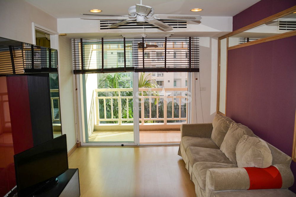 1-bedroom condo overlooking greenery in Sathorn 2495518883