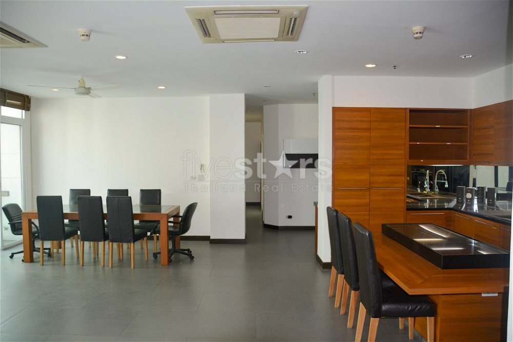 Spacious 4-bedroom condo only 500m from BTS Nana! 488289395