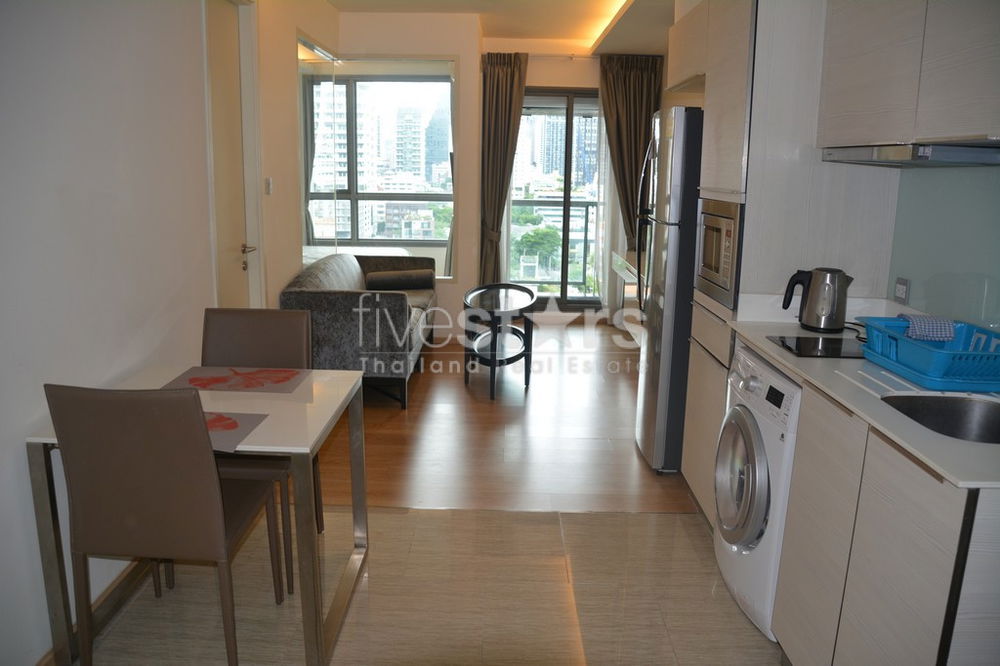 1-bedroom modern condo for sale 800m from BTS Phromphong 2959970632