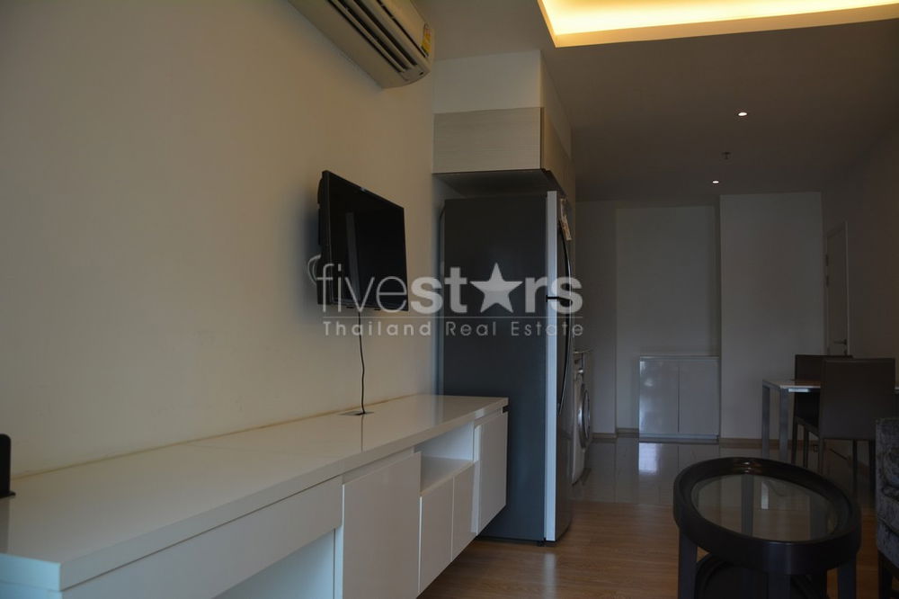 1-bedroom modern condo for sale 800m from BTS Phromphong 2959970632