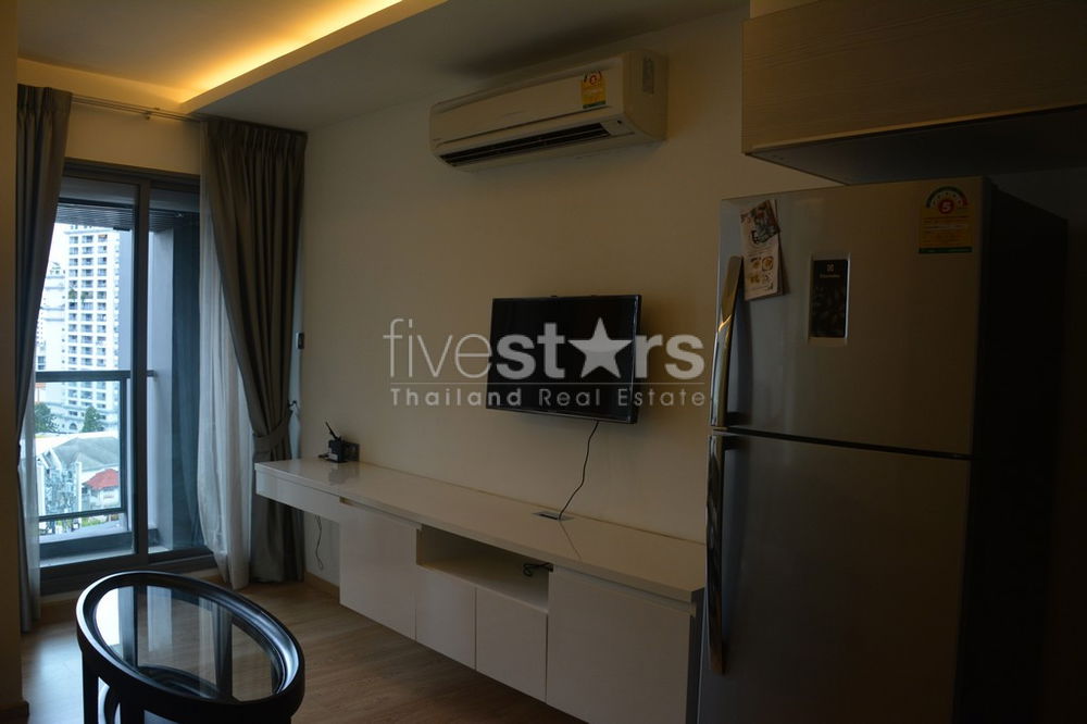 1-bedroom modern condo for sale 800m from BTS Phromphong 2959970632