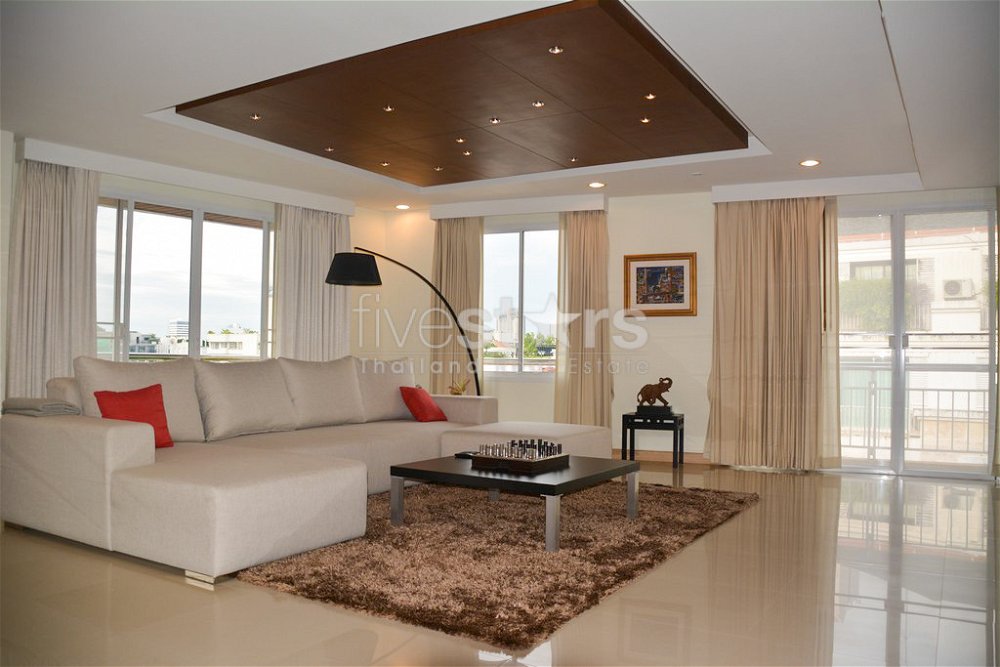 Spacious 3-bedroom condo for sale in Phromphong 3796968554