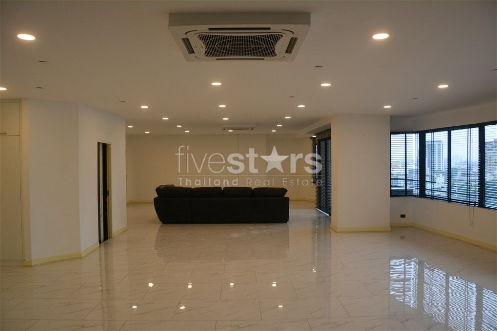 3-bedroom spacious condo for sale in Thonglor area 2424139452